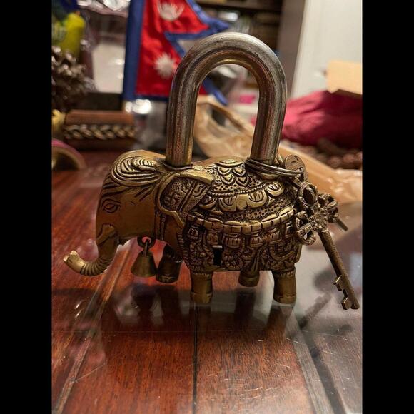 Elephant style brass padluck with 2 keys - Picture 1 of 7